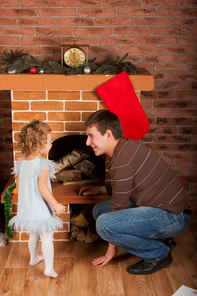 Petite fille jouer avec papa près de l'arbre de Noël — Photo