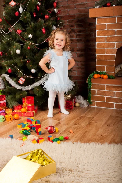 Kleines Mädchen bleibt in der Nähe des Weihnachtsbaums — Stockfoto