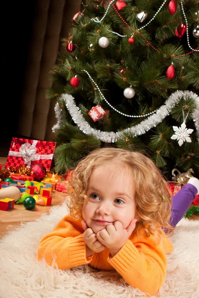 靠近圣诞树的小女孩 — 图库照片