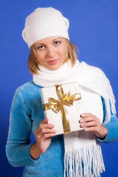 Jonge vrouw met een geschenk — Stockfoto