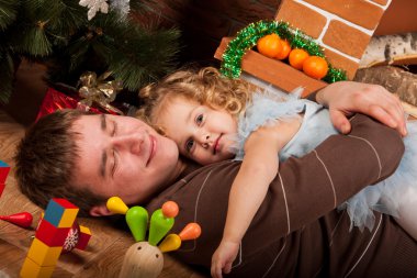 küçük kız oyun ile baba Noel ağacının yakınında