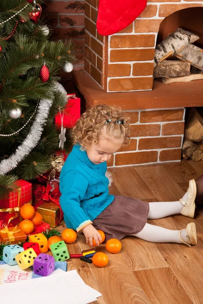 Meisje in de buurt van kerstboom — Stockfoto