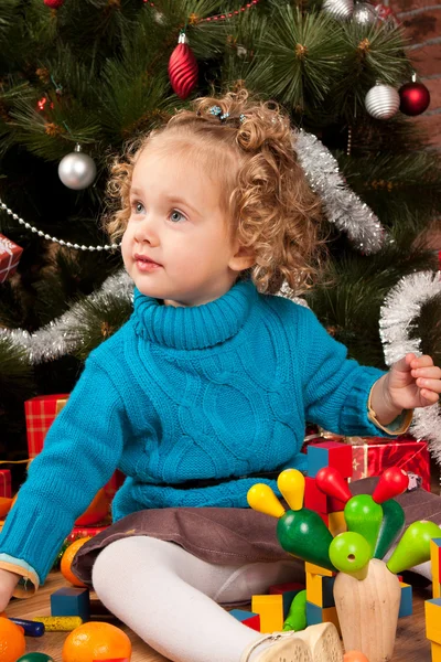 Κοριτσάκι κοντά στο χριστουγεννιάτικο δέντρο — Φωτογραφία Αρχείου