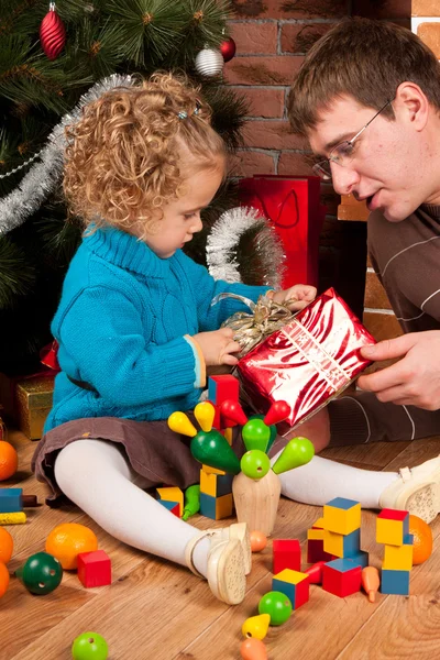 Niña y su padre cerca del árbol de Navidad —  Fotos de Stock