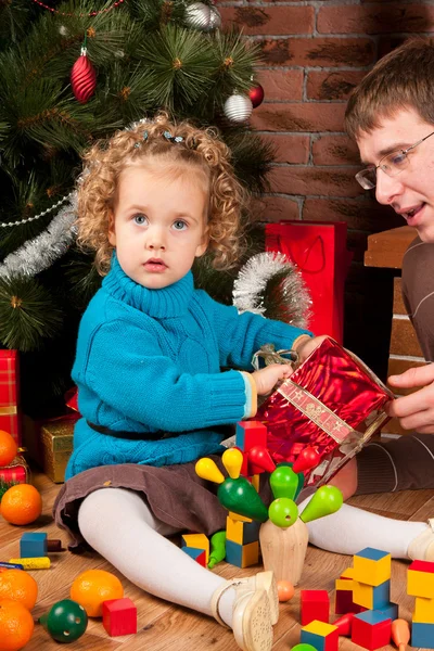 Kleines Mädchen und ihr Vater in der Nähe des Weihnachtsbaums — Stockfoto