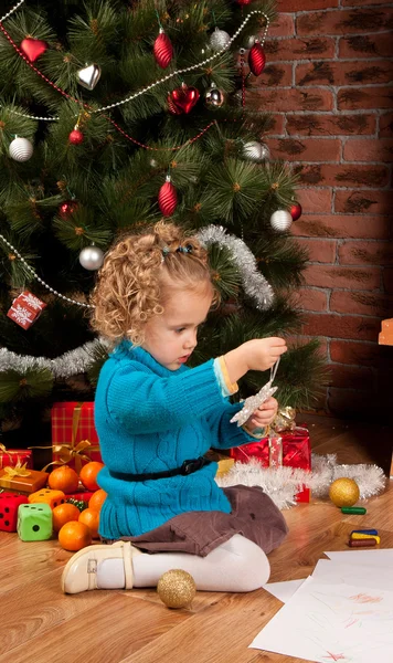 Küçük kız Noel ağacının yanında — Stok fotoğraf