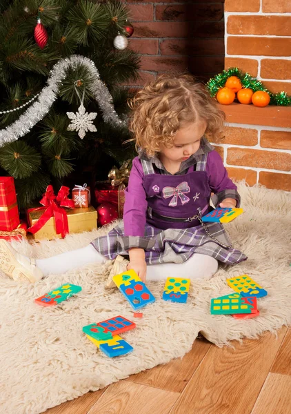 Kis lány játék karácsonyfa közelében — Stock Fotó