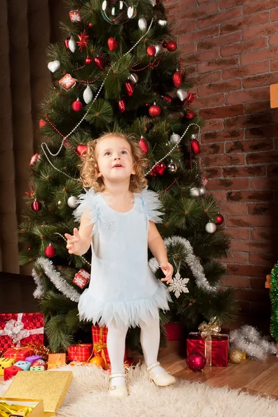 Kleines Mädchen bleibt in der Nähe des Weihnachtsbaums — Stockfoto