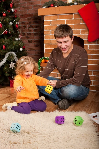Küçük kız oyun ile baba Noel ağacının yakınında — Stok fotoğraf