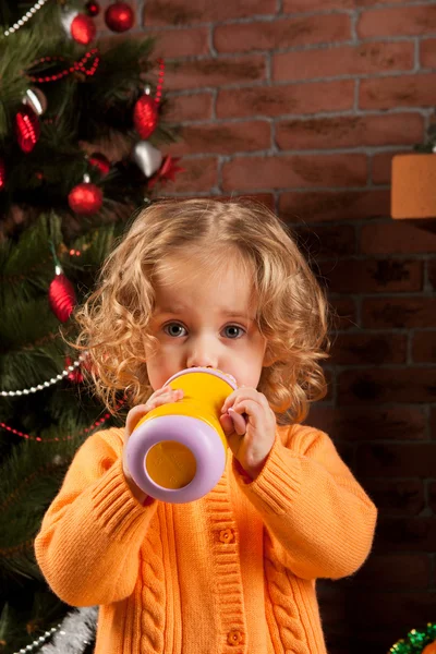Mooi meisje drinken vanaf baby cup — Stockfoto