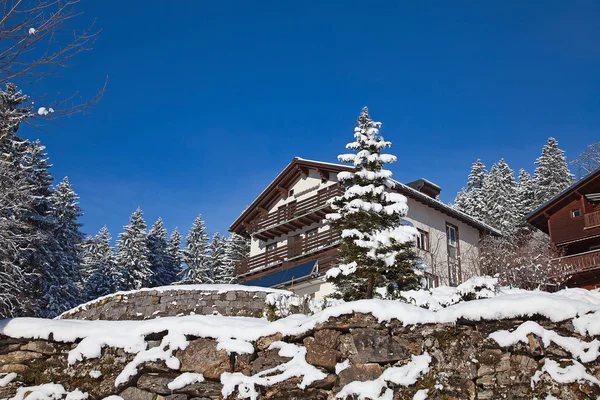 Casa de vacaciones de invierno — Foto de Stock