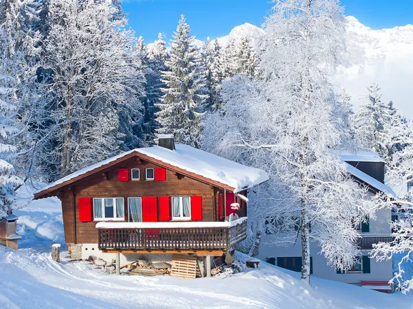 Зимний дом отдыха — стоковое фото