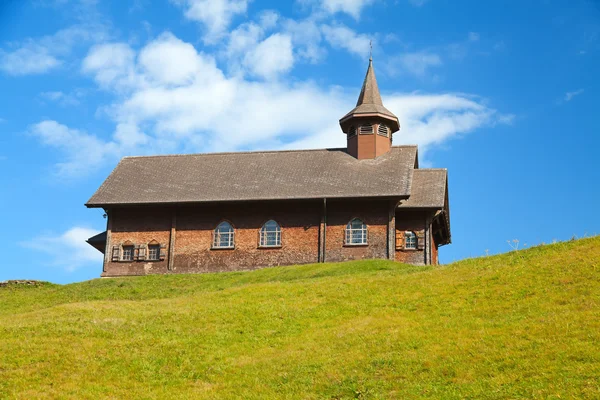 Маленькая деревянная церковь — стоковое фото