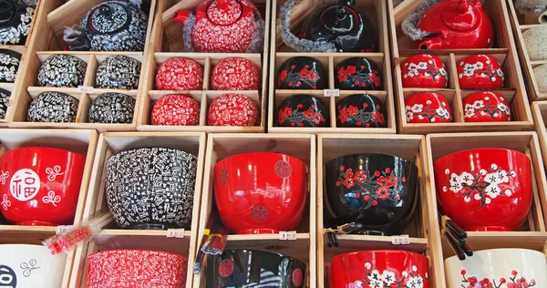 Panelas de chá chinesas tradicionais e bonés — Fotografia de Stock