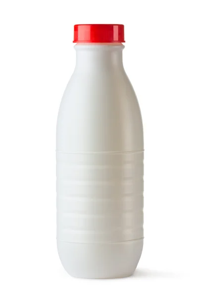 Пластиковая бутылка с красной крышкой для молочных продуктов — стоковое фото