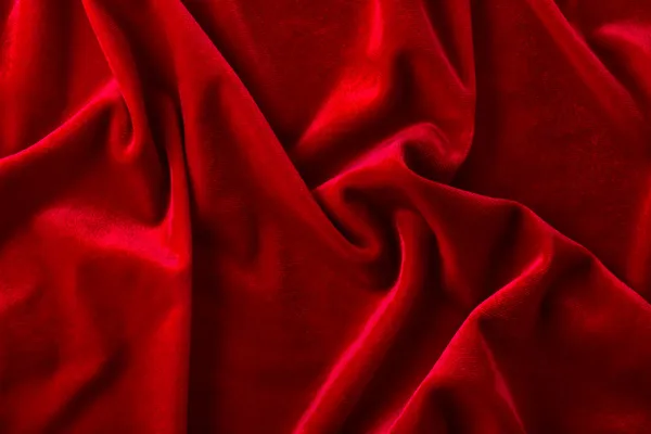 Roter Samtstoff mit willkürlichen Falten — Stockfoto