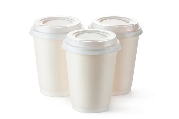 Три одноразовые кофейные чашки с пластиковой крышкой — стоковое фото