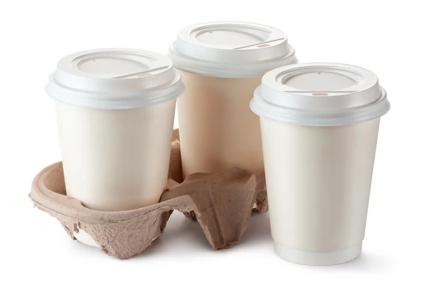 Trzy filiżanki kawy jednorazowe z plastikową pokrywą — Zdjęcie stockowe