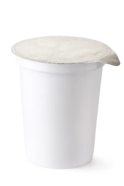 Recipiente de plástico para alimentos lácteos com tampa de papel alumínio — Fotografia de Stock