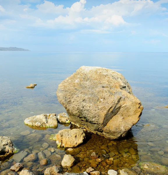 Den stora stenen på seacoast — Stockfoto