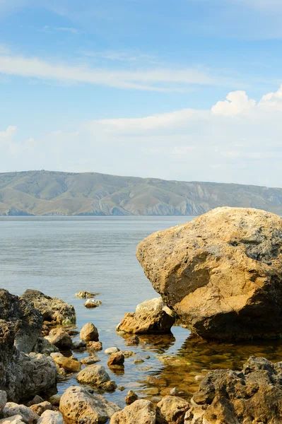Большие камни на морском побережье — стоковое фото