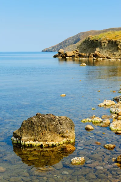 Velké kameny na pobřeží moře — Stock fotografie