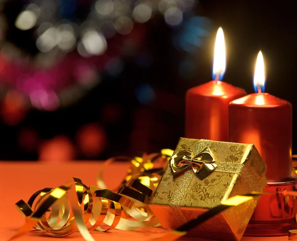 Свечи и подарочные коробки — стоковое фото