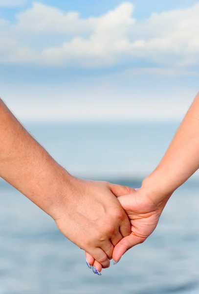 Erkek ve kadın için ellerini tutmak — Stok fotoğraf