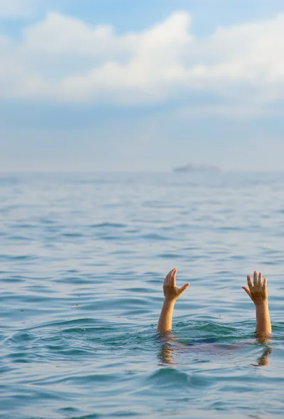 Утонувший человек — стоковое фото