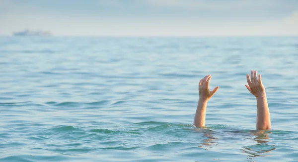 Утонувший человек — стоковое фото