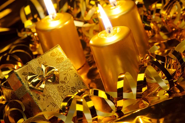 Candele di Natale in oro e scatole regalo in oro — Foto Stock