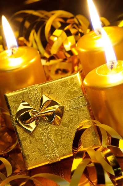 Goldene Weihnachtskerzen und goldene Geschenkboxen — Stockfoto