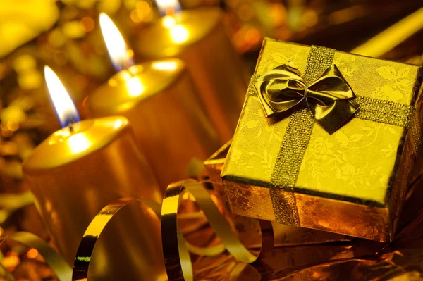 Guld julljus och guld gåva lådor — Stockfoto