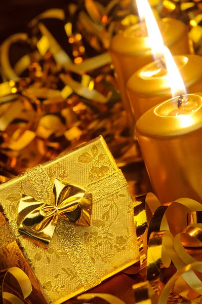 黄金圣诞蜡烛和黄金礼品盒 — 图库照片
