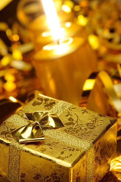 クリスマスキャンドルはゴールドとゴールドのギフト ボックス — ストック写真