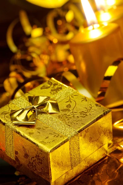 Bougies de Noël en or et boîtes-cadeaux en or — Photo