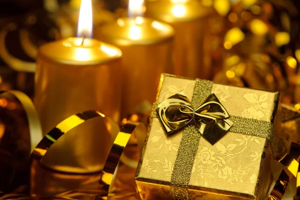 Gouden Kerst kaarsen en gouden geschenkdozen — Stockfoto
