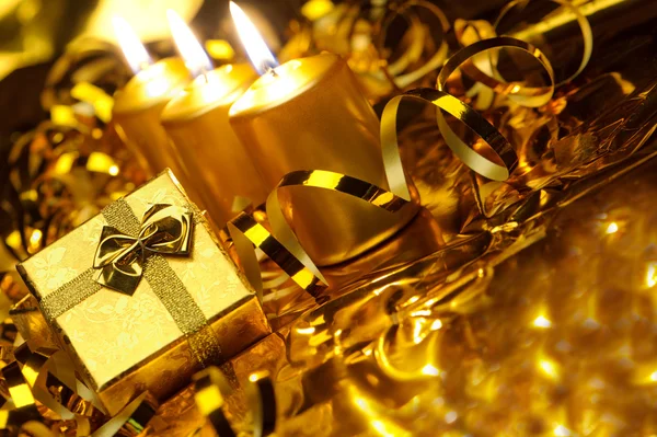 Altın christmas mum ve altın hediye kutuları — Stok fotoğraf