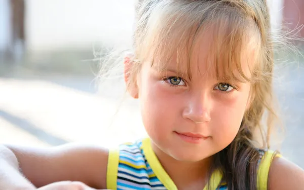 Porträtt av den lilla flickan på nära håll — Stockfoto