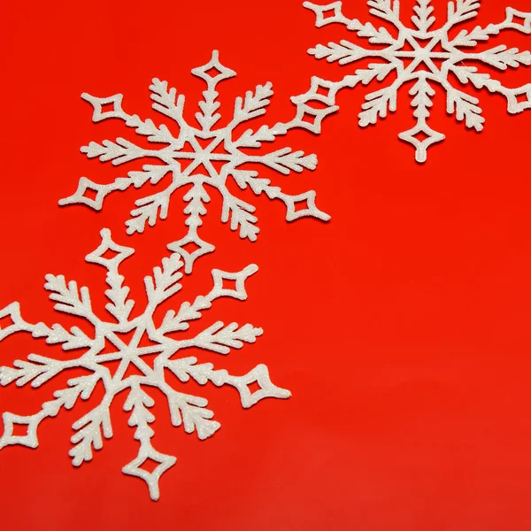 Stor snöflinga på en röd bakgrund — Stockfoto
