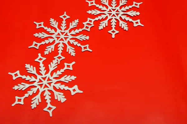 Μεγάλο snowflake σε κόκκινο φόντο — Φωτογραφία Αρχείου