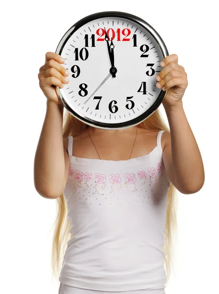 Das Mädchen hält in den Händen eine große Uhr mit Zahlen 2012 — Stockfoto