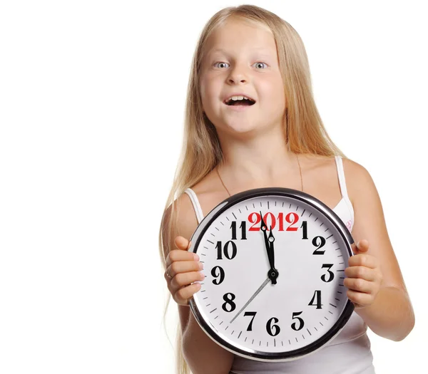 La muchacha tiene en las manos el reloj grande con las cifras 2012 — Foto de Stock