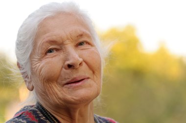gülen yaşlı kadın portresi