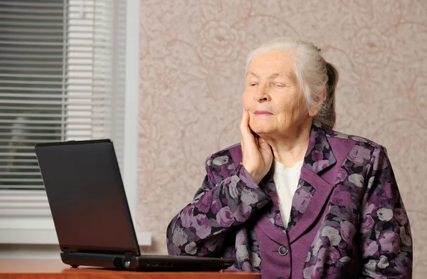 Starsza kobieta przed laptop — Zdjęcie stockowe
