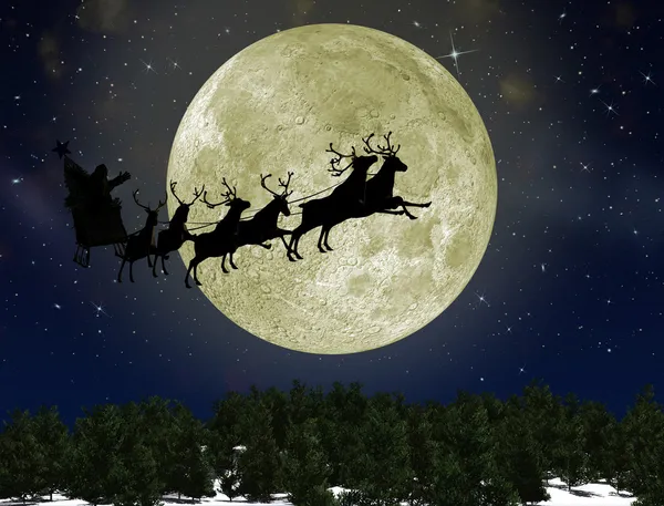 Weihnachtsmann auf Schlitten mit Hirsch gegen den hellen Mond — Stockfoto