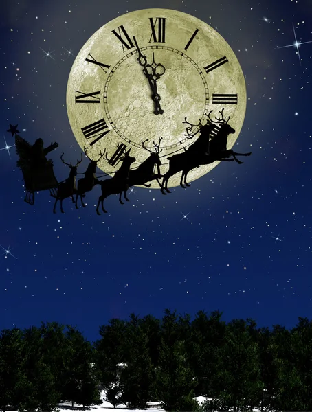 Weihnachtsmann auf Schlitten mit Hirsch gegen den hellen Mond mit Arr — Stockfoto