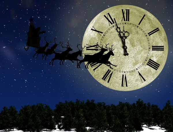 Санта-Клаус на санках с оленями на фоне яркой луны со стрелой — стоковое фото
