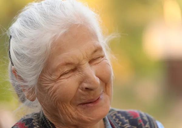 웃는 노인 여자의 초상화 — 스톡 사진