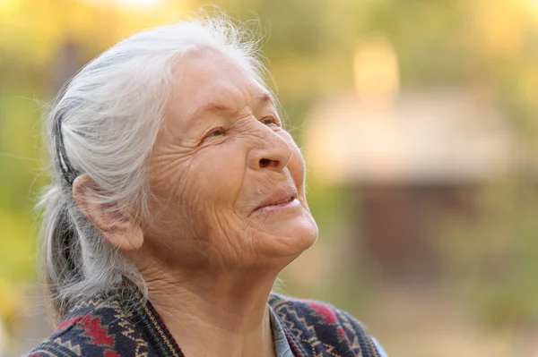 Retrato da mulher idosa — Fotografia de Stock